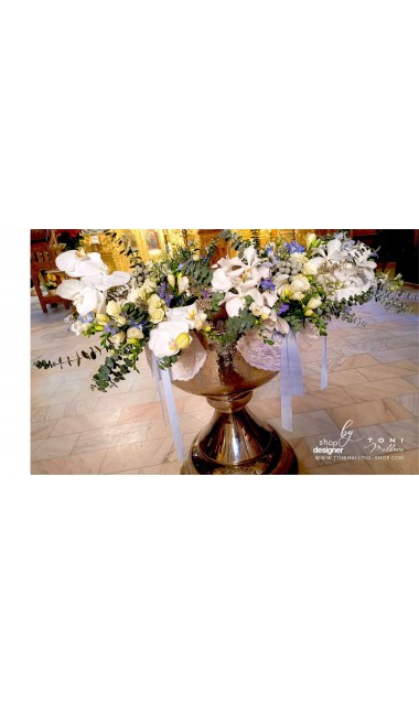 Decor cristelnita botez cu frezii si orhidee albe eucalipt si alte flori secundare 18